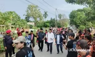 Pecah! Seni Sakera Madura Sambut Kedatangan Alfedri di Bukit Agung
