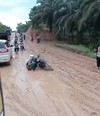 Gubraak, Pelajar Terjungkal Akibat Jalan di Inhu yang Memprihatinkan