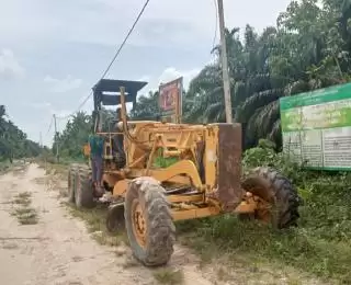 Tak Hargai Pemerintah Kampung dan Kecamatan, Paslon 'ISO' Diam-diam Turunkan Alat Berat ke Sabak Permai
