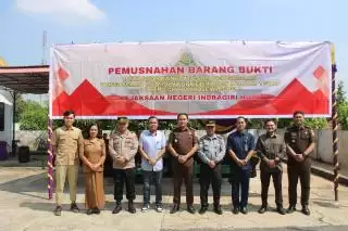 Kejari Inhu Musnahkan Barang Bukti dari 67 Perkara