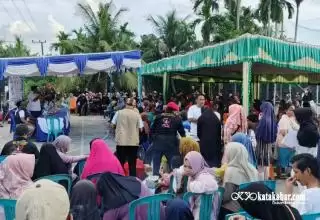 Terik Matahari Menerpa, Ratusan Warga Candrawasih Tetap 'Menyala' Dukung Alfedri-Husni