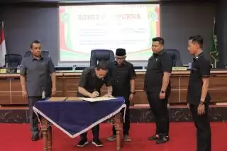DPRD dan Pemkab Kepulauan Meranti Tekan Nota Kesepakatan KUA-PPAS APBD 2025 Rp1,3 Triliun