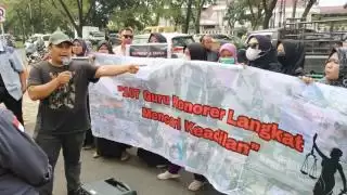 Puluhan Guru Honorer Langkat Demo di Kejati Sumut Terkait Kasus PPPK 2023