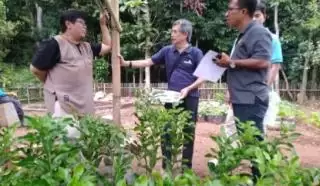 Transformasi Limbah dengan Kebun Galon: Inovasi FTUI Bersama Koperasi SAS di Desa Sukajaya