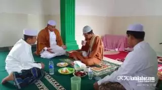 KH Abdurrahman Bikin Pengurus Ponpes Al Masyhad Tembilahan Tersenyum