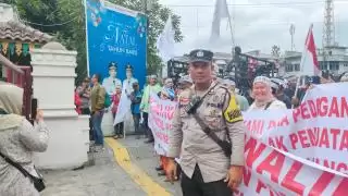 Bhabinkamtibmas Desa Medan Estate, Aiptu Indra Gustiawan Laksanakan Pam Unjuk Rasa di Kantor Walikota Medan