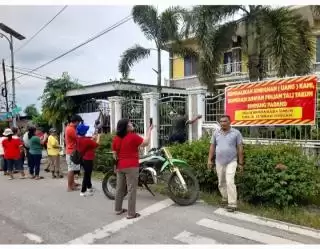 Tuntut Uang Dikembalikan, Anggota Koperasi Simpan Pinjam Talitakum Geruduk Rumah Bendum