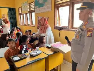Polsek Cerenti Kuansing Bagikan Makan Bergizi Gratis Sasar Siswa SDN 009 Teluk Pauh