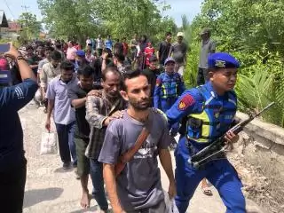 Terdampar di Perairan Kepulauan Meranti Total 20 WNA Bangladesh Diamankan Petugas