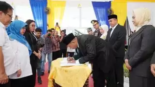 Hari Pertama Bertugas, Afandin dan Tiorita Tandatangi Program UHC Berobat Pakai KTP di Langkat