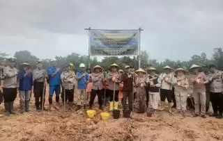 Dukung Asta Cita Presiden RI, Polsek Mandau Sinergi dengan PT SIS Tanam Jagung