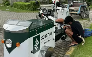 Inovasi Baru! Kopi Sorgtime Keliling Hadir dengan Sepeda Listrik di Surabaya
