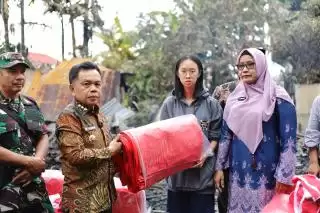 Anjangsana, Bupati Kepulauan Meranti  Serahkan Bantuan ke Korban Kebakaran Rumah