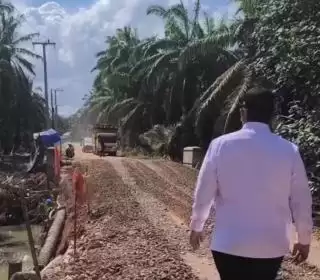 Asa Bupati Rohul di Kota Lama Saat Lihat Perbaikan Jembatan Penghubung
