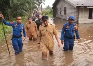 Ribuan Kepala Keluarga Terdampak Banjir, Pemprov Riau Berikan Bantuan Sembako hingga Dirikan Dapur Umum di Pekanbaru