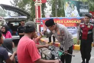 Bagikan Takjil, Kapolres Langkat Himbau Pengendara Agar Mematuhi Aturan Lalulintas