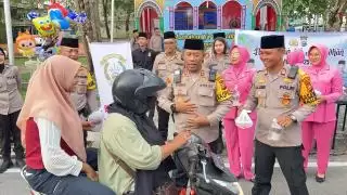 Ramadhan Berkah, Kapolres Kepulauan Meranti dan Bhayangkari Berbagi Takjil