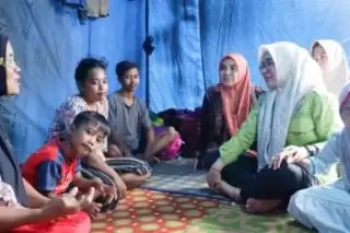 Ketua TP-KK Zulva Fadhil Kunjungi dan Berikan Sembako Warga Terdampak Banjir