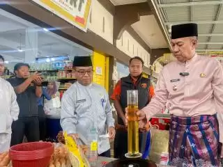 Tinjau Minimarket, Muzamil Cek Takaran MinyaKita di Selatpanjang