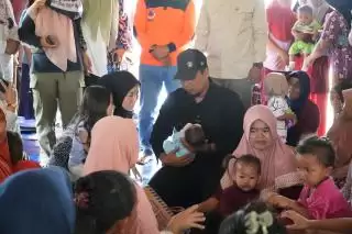 Bupati dan Ketua PKK Inhu Tinjau Pengungsi Korban Banjir