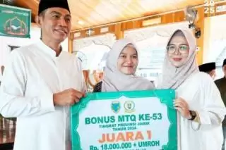 Bupati Fadhil Arief Beserta Istri Menyerahkan Bonus MTQ serta Hadiah Pemenang FASI