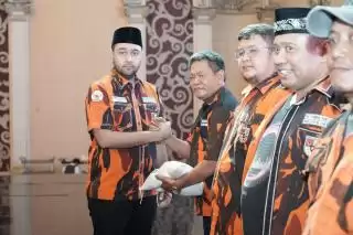 Ketua MPC PP Kota Medan Bagikan 15 Ton Beras dan THR untuk Kader PP Kota Medan