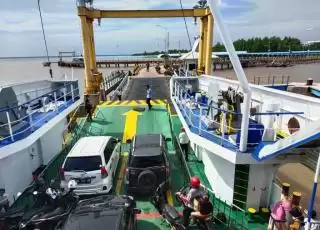 Merangkak Naik Pemesanan Tiket Arus Balik di Pelabuhan Ro-Ro Air Putih