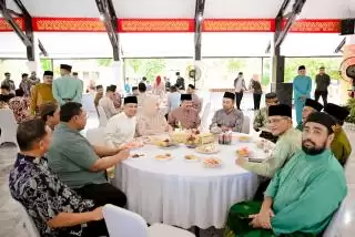 Lebaran kedua 2025, Bupati Bengkalis Hadiri Open House Forkopimda Riau