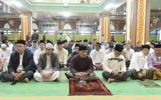 Bersama Ribuan Warga Wabup Bengkalis Salat Idul Fitri 1446 H di Masjid Agung Istiqomah