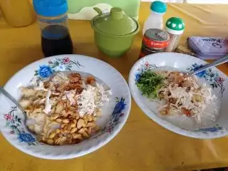 Bubur Ayam Jakarta 46: Sajian Lezat Harga Terjangkau di 'Kota Pahlawan'