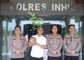 Dukung Program Kapolda Riau, Kasatreskrim Polres Inhil Dapat Kado Bibit Pohon di Ultahnya