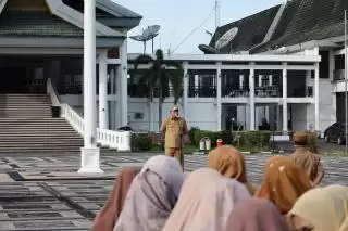 Wabup Siak Ingatkan Pegawai Tetap Fokus Kerja Meski Kondisi Keuangan Daerah Belum Stabil