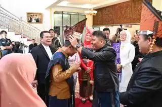 Tersanjung, Wabup Bagus Santoso dan Istri Terima Gelar Kehormatan Marga Batak