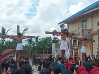 Pemuda dan Pemudi Gereja HKBP Bethania Resort Dame Gelar Drama Jalan Salib