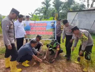 Dukung Program Penghijauan Kapolda Riau, Personel Polsek Mandau Tanam Pohon
