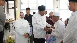 Bupati Syah Afandin dan Wabup Tiorita Tepung Tawari 460 Jamaah Calon Haji Langkat