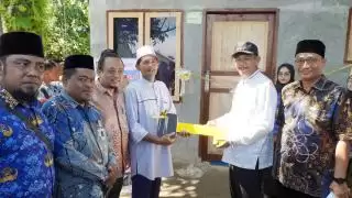Syah Afandin Serahkan Kunci Bedah Rumah, Ribuan Warga Tapak Kuda Antusias Sambut Pemimpin Peduli