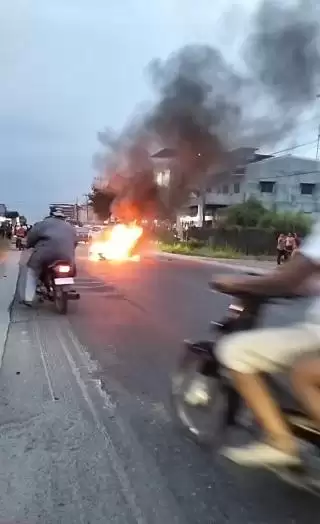 1 Unit Sepeda Motor Terbakar Usai Tabrakan di Hamparan Perak