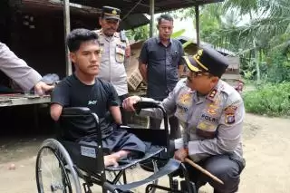 Penyandang Disabilitas Peroleh Bantuan Kursi Roda dari Kapolres Langkat