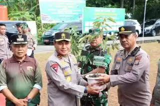 Tanam Pohon di 'Kota Sagu', Kapolda Riau: Ini Demi Masa Depan Peradaban Anak Cucu Kita