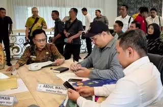 Bertemu Menpora, H Asmar Usulkan Rehab Stadion Mahmud Jalal