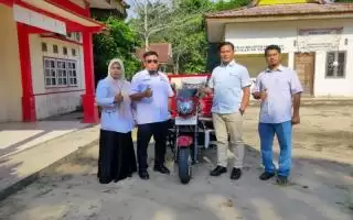 Peduli Lingkungan, PT Musim Mas Serahkan Satu Unit Motor Roda Tiga Angkut Sampah
