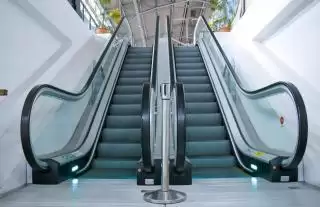 Fasilitas Eskalator di Stasiun Pasar Senen Permudah Mobilitas Penumpang Saat Libur Panjang