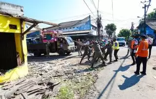 KAI Daop 1 Jakarta Tertibkan Bangunan Liar di Kawasan Stadion Maulana Yusuf Serang