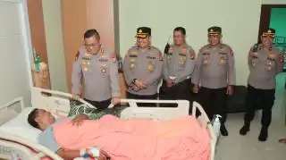 Wujud Perhatian, Kapolres Meranti Jenguk Personel Sakit di RSUD Selatpanjang