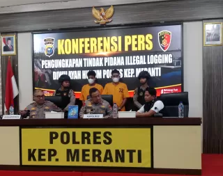 Konferensi Pers, Dua Tersangka Pembalakan Liar Diringkus Polres Kepulauan Meranti