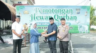Berbagi Berkah di Hari Raya Idul 1446 H, Polres Kepulauan Meranti Salurkan Daging ke Masyarakat