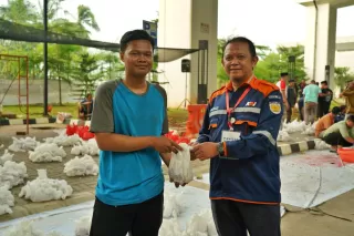 Berbagi Berkah Idul Adha 1446 H, LRT Jabodebek Salurkan 700 Paket Daging Kurban Untuk Warga Sekitar