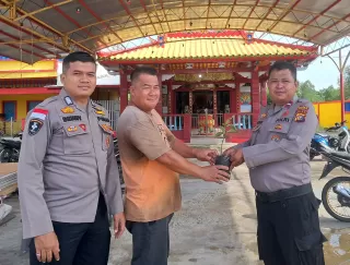 Polsek Rasbar Tanam Bibit Jambu Bol Dukung Program Penghijauan Kapolda Riau