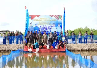 Bupati Kepulauan Meranti Lihat Gedung Pos TNI AL Selatpanjang dan Tebar 10 Ribu Benih Ikan Nila